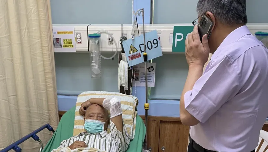 柯爸不聽勸！92歲偷騎車摔傷　柯文哲病床前吐父親節願望