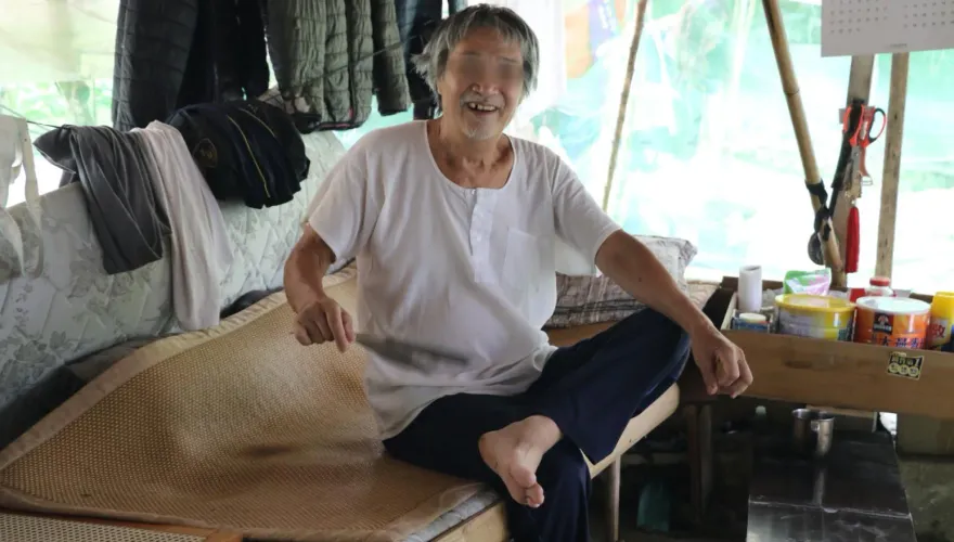 新店74歲山頂洞人「無電繭居」竹枝搭床！15年來第一次吹到電扇