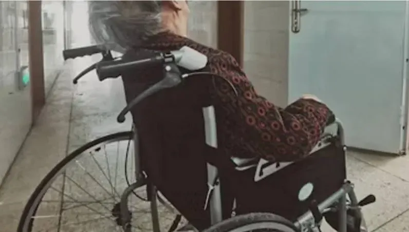 惡婦「重摔失能長者」！誇張暴力行徑全被拍　衛生局出手了