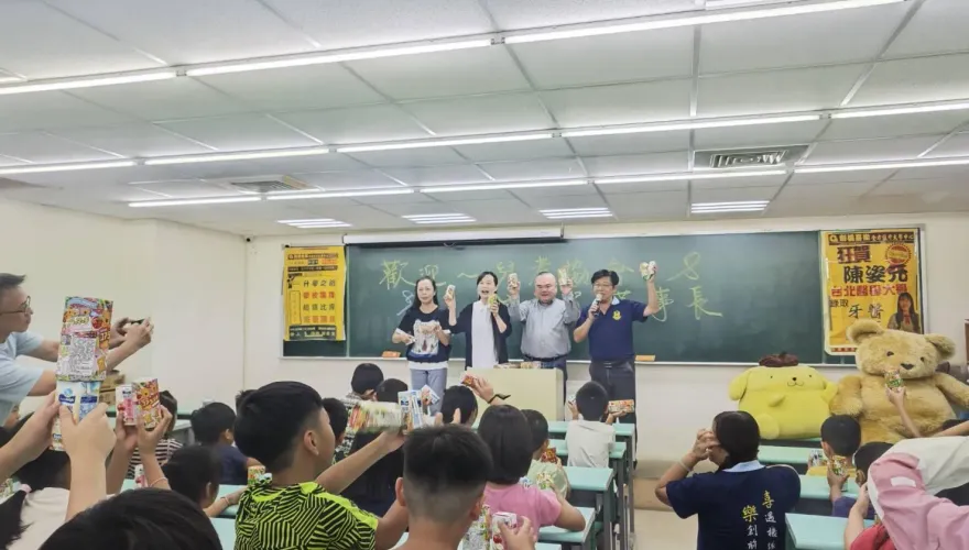 桃園國小暑輔班！讓弱勢孩子學習不中斷　善心企業家鍾文智捐助