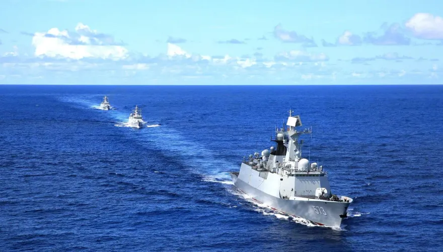對峙升溫！反制菲加美澳4國南海演習　解放軍黃岩島周邊聯合戰巡