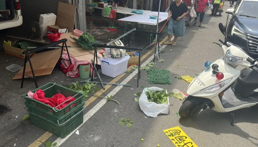 嫌葡萄3串100元太貴！台中菜販拿球棒怒砸水果攤　下場曝光