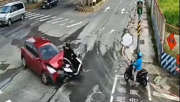 影/汽車違規左轉釀禍！騎士遭撞「噴5圈」重摔地　頭骨碎裂送醫不治