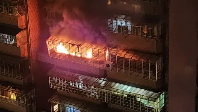 影/新北土城凌晨嚴重火警！9樓猛烈火勢狂竄　8旬婦人命危急送醫