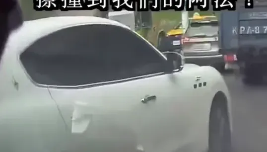 影/王陽明百萬愛車遭擦撞！駕駛肇逃闖紅燈道歉「笑不停」　他氣瘋怒飆髒話