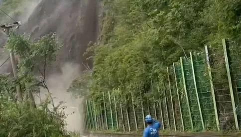 影/驚險直擊！高雄暴雨「藤枝遊樂區」土石瀑布狂瀉　落石阻斷交通