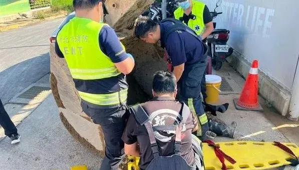 快訊/工安意外！淡水新建案保全「突墜7米深B2」　滿頭是血腿骨折急送醫