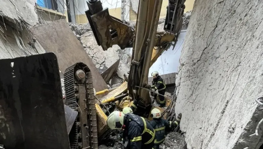 快訊/北市信義區某國小施工意外　怪手4樓墜落1工人受傷駕駛仍受困