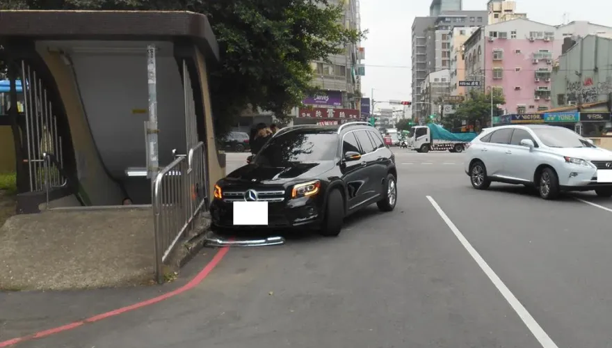 影/小強掉身上嚇瘋！賓士失控自撞「車頭毀損」　網驚：是超夯夜店創辦人