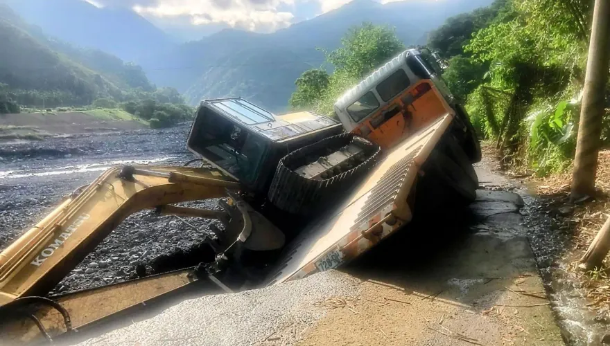 凱米掏空路基！南投信義鄉拖板車「輪」陷受困　司機急跳車