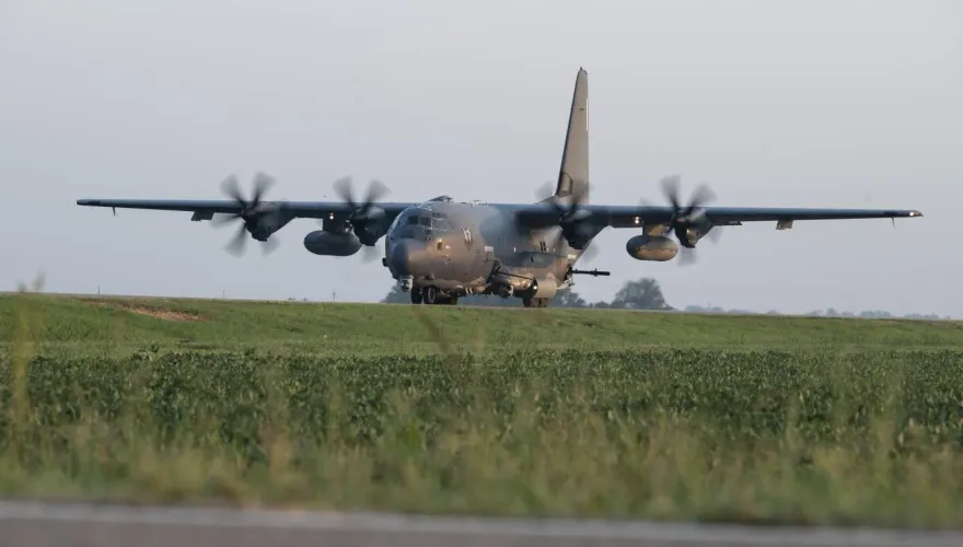 美空軍綠寶石戰士演習　AC-130J砲艇機首度高速公路戰備道起降
