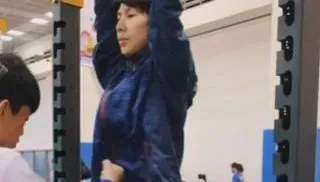 影/吊單槓讓男陪練「出拳揍肚」！林郁婷耐打訓練曝光　網心疼：多麼努力的女孩