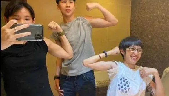 曾合體秀6塊肌炫腹！小戴與林郁婷比手臂肌肉驚呼：不愧是靠手吃飯