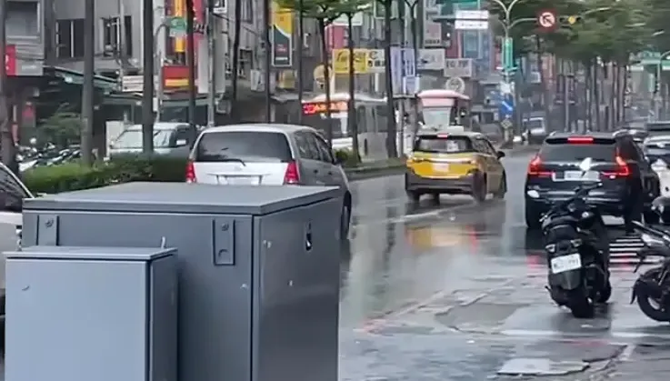 蘆洲有雨區結界！「乾溼分離」還見陽光　當地人笑：習慣了