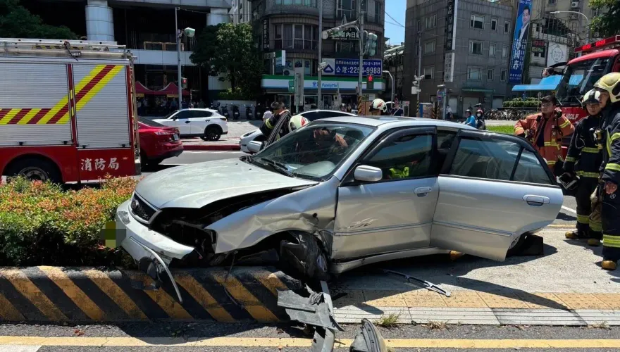 快訊/撞到輪子都不見！板橋大叔開車「吞」掉分隔島　驚悚畫面曝