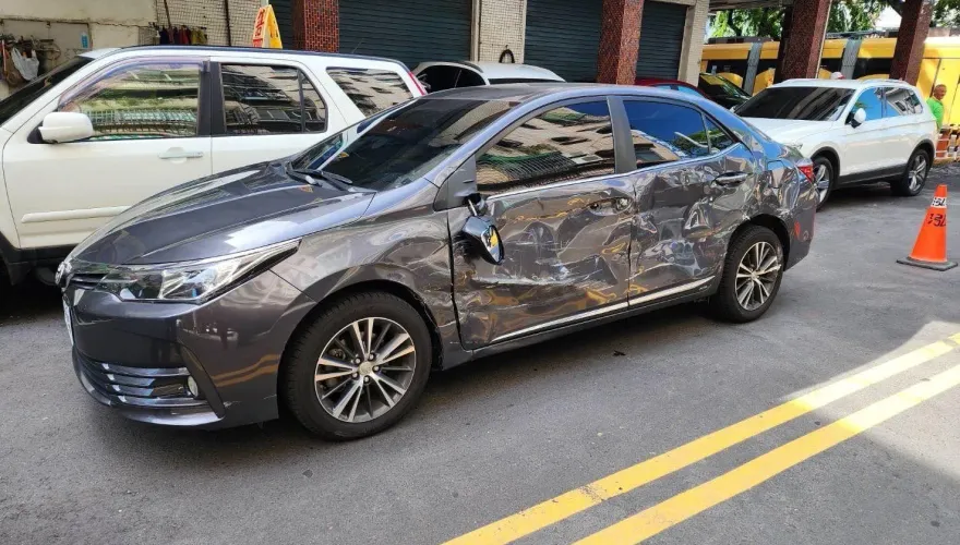 影/高雄三寶男「違規左轉」撞輕軌列車　「車門全凹」最多才罰1800