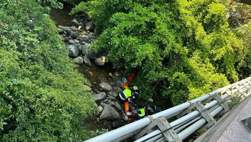 快訊/三芝15歲少年雙載「自摔噴飛」墜5米深谷　2人擦傷骨折