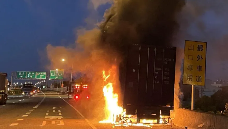 快訊/鬼月輪胎自燃！國1彰化段「啤酒貨櫃車」變大火球　整車燒光光