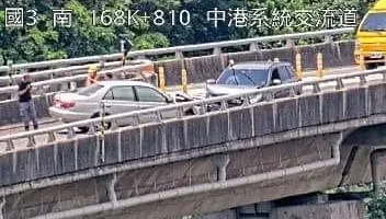 快訊/國3中港系統詭異車禍！2車對撞車頭全毀　往國4西向匝道封閉