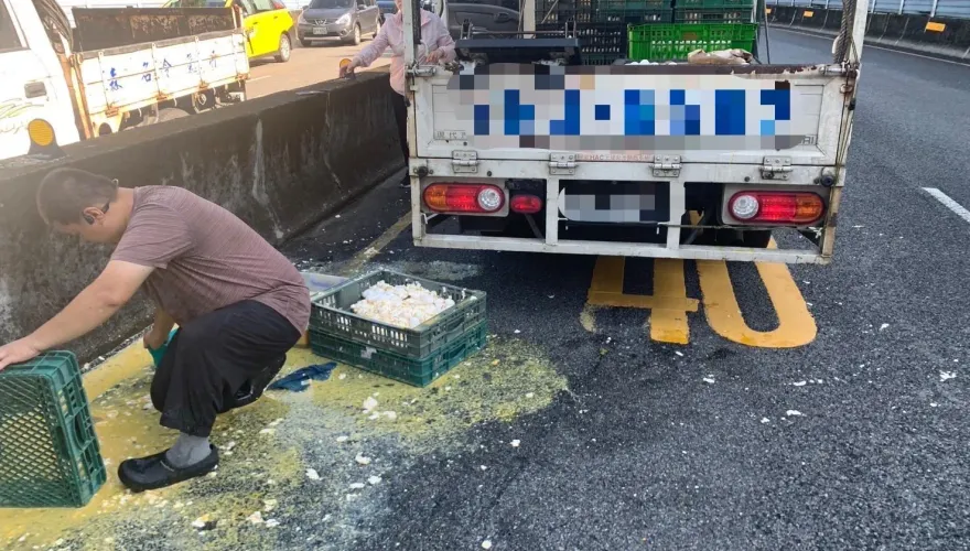 新北貨車「雞蛋撒落一地」蛋液流到對向　騎士滑倒送醫