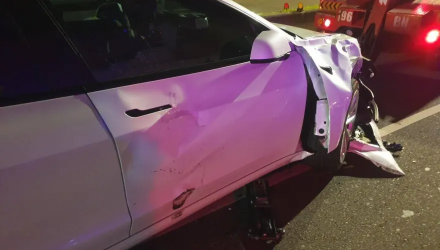 快訊/撞擊瞬間獨家曝光！轎車闖紅燈機車猛撞噴飛　北市騎士全身骨折送醫