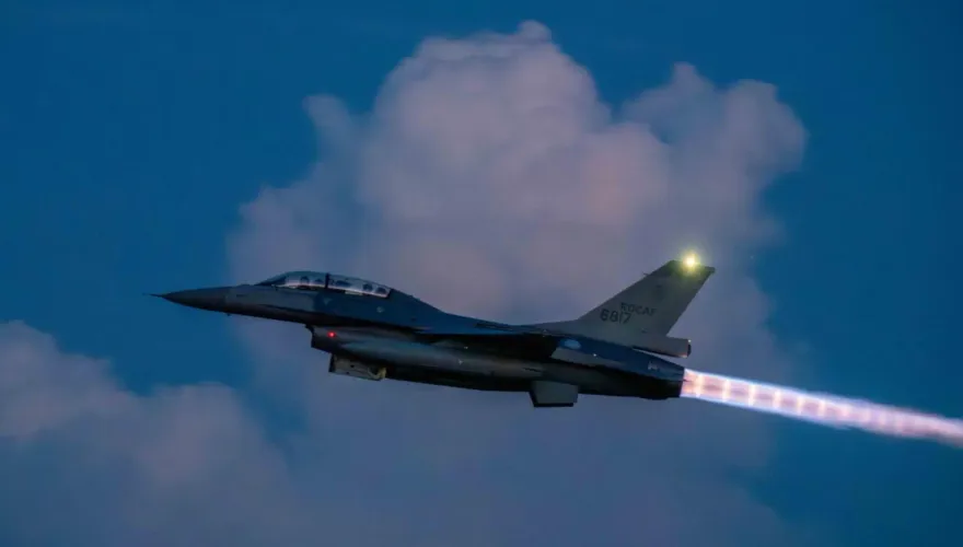 影/感謝奧運代表團為國征戰　F-16V戰機伴飛、施放熱焰彈迎接返國