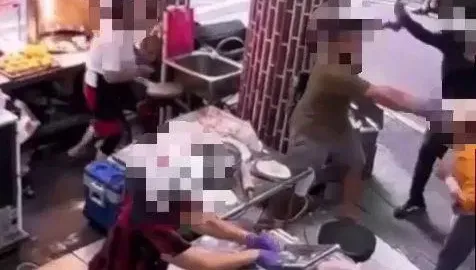 快訊/頭破血流片！三重攤販清晨與母親慘遭棍毆　嫌犯3個月前曾來砸攤