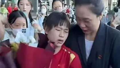 全紅嬋太難了！凱旋返陸擠爆機場　男子強塞花束不慎「打臉」偶像