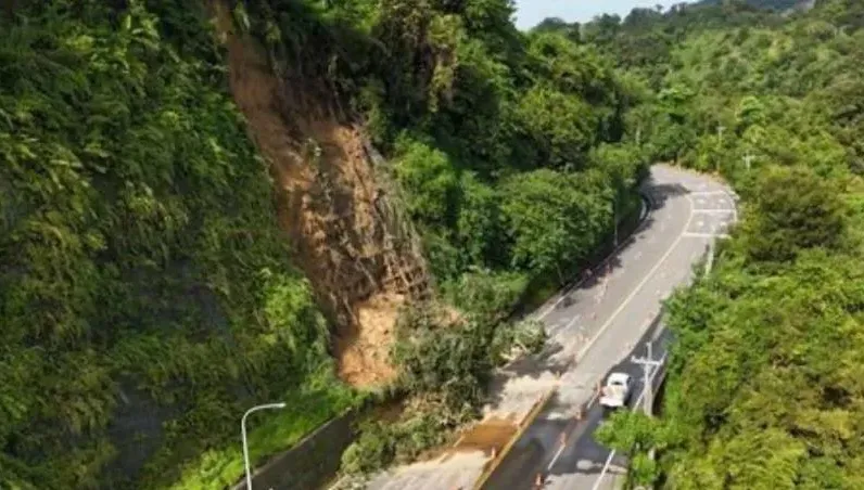 大雨狂襲！台3線大湖段土石植被滑落　恢復「單線雙向通車」
