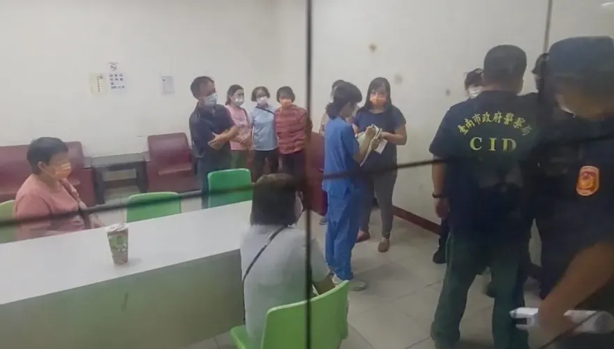 快訊/台南六甲火警一家5口命喪火窟　檢警殯儀館相驗遺體家屬到場場面哀戚
