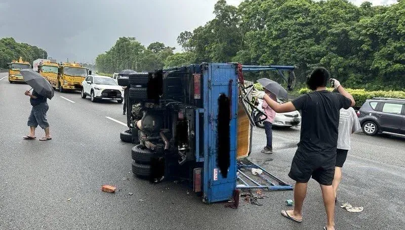 快訊/國3土城段追撞！60歲男疑操作不當猛撞　小客車翻覆