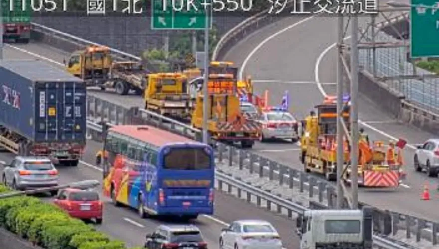 快訊/下班注意！國1南下汐止路段車禍　聯結車擦撞國道警紅斑馬