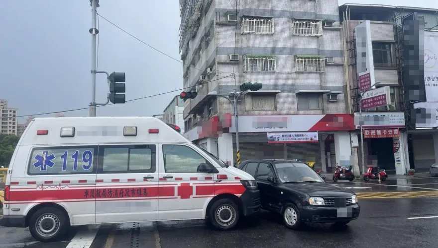 快訊/高雄鳳山救護車出勤撞車！小車駕駛頭暈送醫