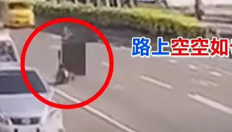 影/直擊！大寮「神秘力量」絆倒　下秒機車「車頭詭扭90度」倒地