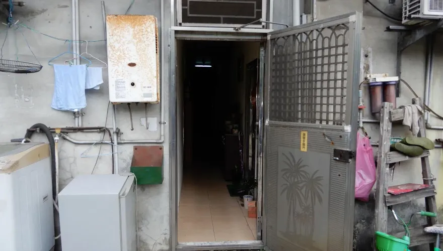 3天未出門！房東聞惡臭味急報案　男房客發黑腫脹躺床亡