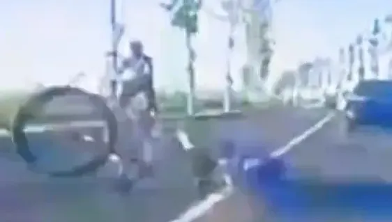 影/揪心！陸父子跟團騎行小孩摔車被輾斃　網曝曾勸阻卻遭懟「跟你有關嗎」