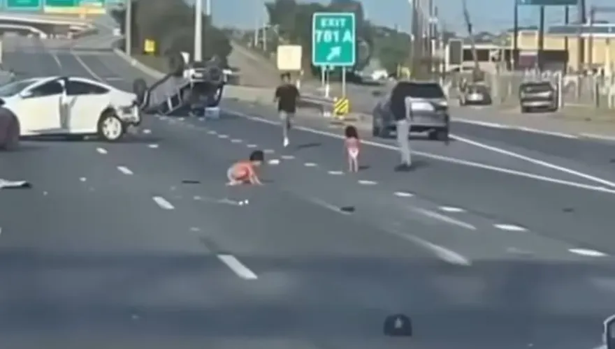 影/車禍甩飛車外！美2幼童只穿尿布「高速公路趴趴走」　網怒：家長抓去關