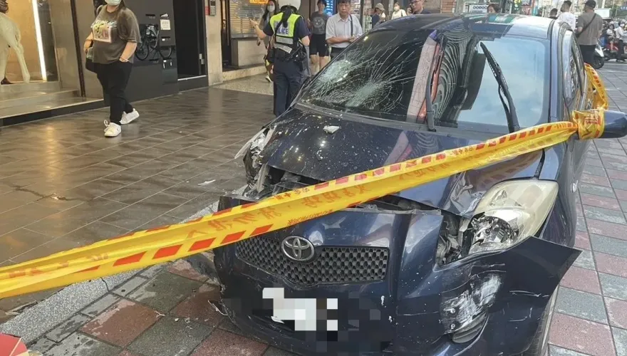 快訊/北市南京東路自小客車暴衝人行道　3路人遭撞1人命危送醫不治