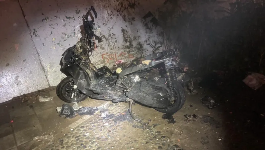 板橋暗夜自燃！路橋下機車燒成骨架 　警追兇
