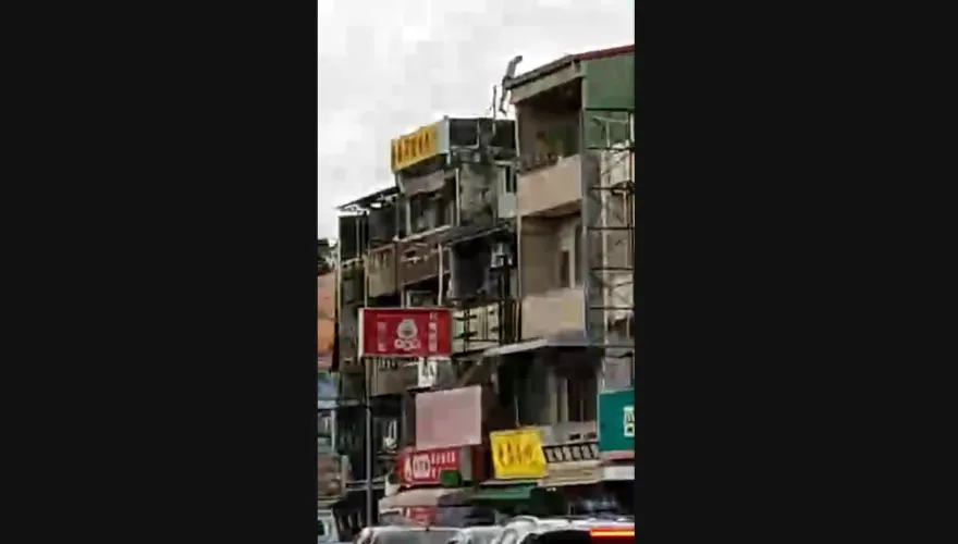 超危險！台南「阿北」樓頂屋簷做「大車輪」旋轉體操　網：奧運看太多
