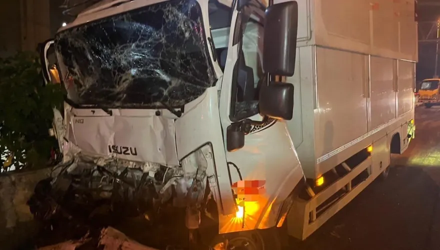 載妹出事！國1彰化段大貨車撞路肩警戒車　兩人受困全身傷