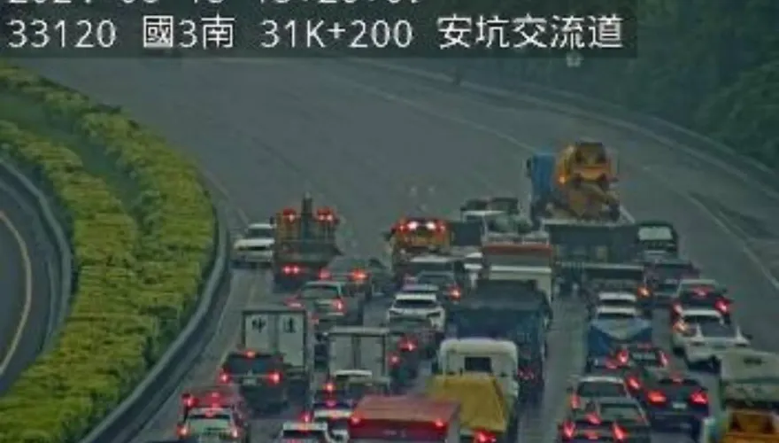 快訊/暴雨惹禍！國3安坑交流道大追撞「車輛打轉」剩路肩可通