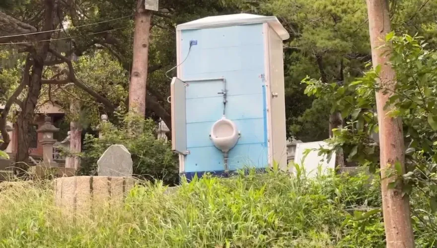 「方便」變「不便」！虎頭山神社鳥居前公廁擋板掉落　通霄鎮公所回應了