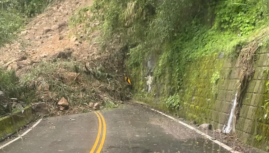 快訊/午後「核級雨彈」釀災！台21線水里段「恐怖山崩」阻交通