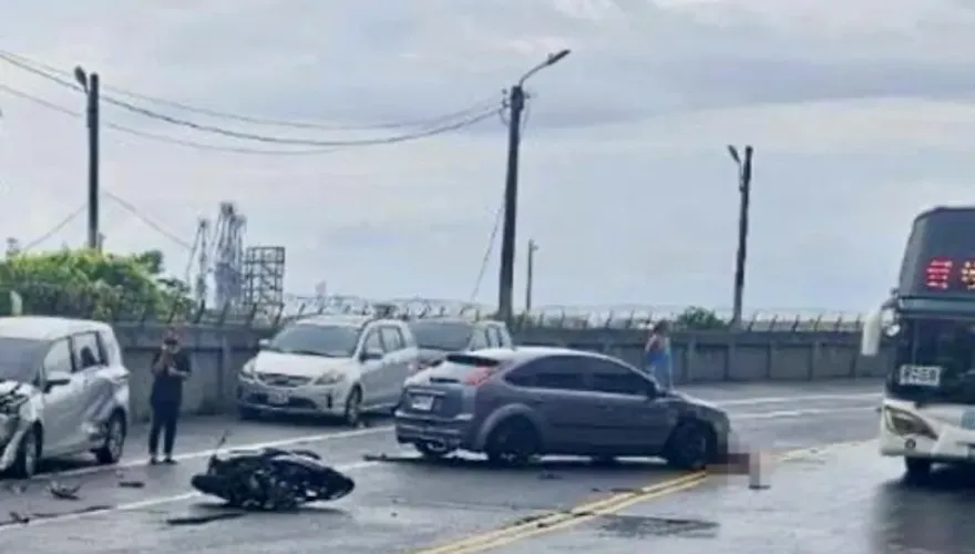 快訊/新北瑞芳小客車打滑衝對向撞2機車　3人受傷女子受困車底命危送醫不治