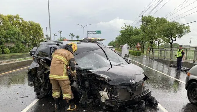 快訊/重大車禍！台南後壁轎車自撞車頭炸開　一家4口受困車內傷亡曝