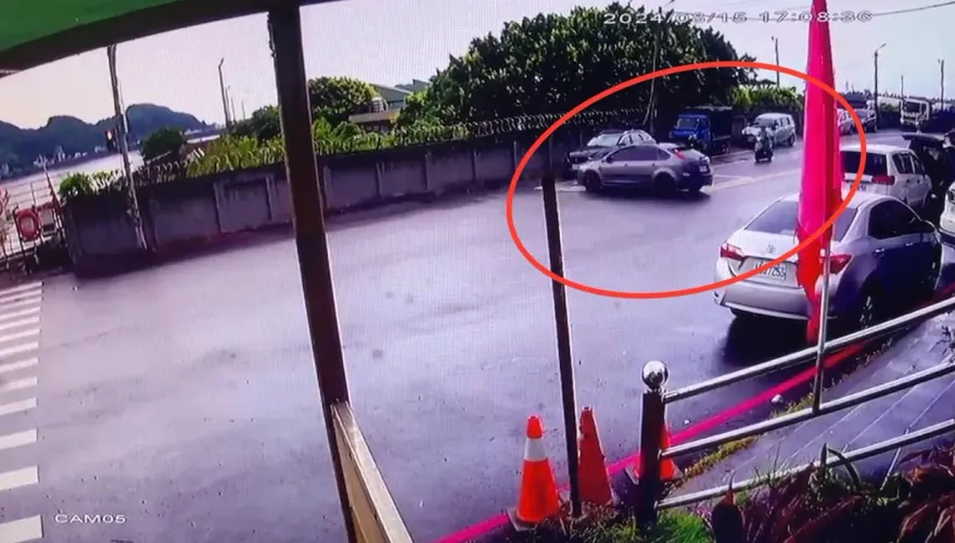 快訊/瑞芳小客車打滑甩尾釀1死2傷　驚悚撞擊瞬間曝光