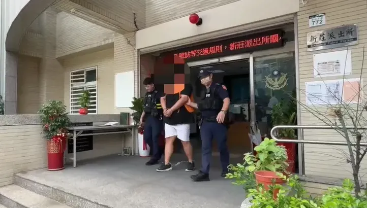 影/狙殺「鴨頭」後淡定投案！槍手捧「2槍+42彈」警愣了　內行人：有挑釁意味