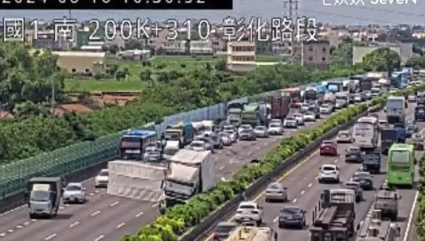 快訊/國1南彰化段嚴重車禍！「2大車追撞」90度側翻　目前傷亡仍不明