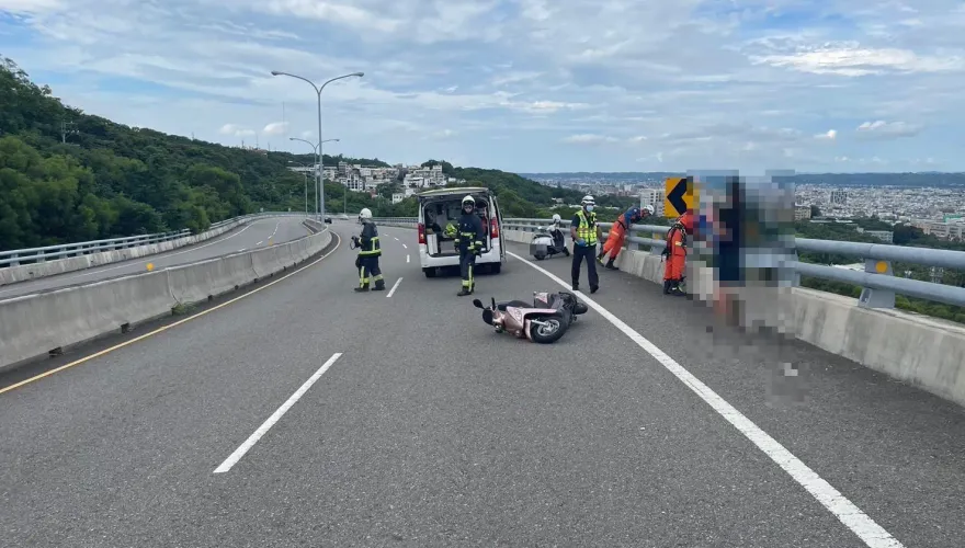 離奇車禍！苗栗騎士自撞護欄後疑自殘　下秒「墜50米邊坡」倒臥血泊亡